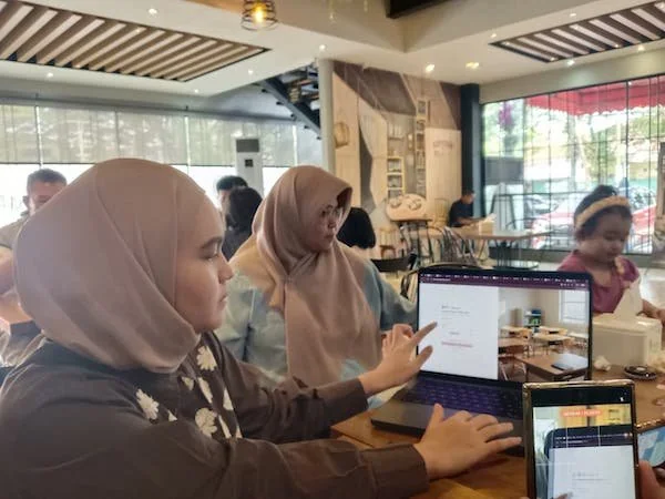 Tim Ahli Pemkot Makassar Bidang Percepatan Digitalisasi, Andi Gita Namira Patigan saat Menjelaskan Soal Simulasi SPMB 2026 (Dok: Sinta KabarMakassar).
