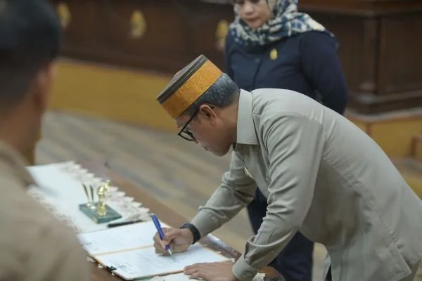 Bupati, H. Paris Yasir saat menandatangani surat penyerahan Rancangan Kebijakan Umum Anggaran (KUA) dan Prioritas Plafon Anggaran Sementara (PPAS di Kantor DPRD Jeneponto. Dok. Ist