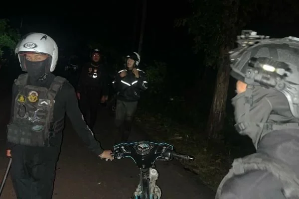 Polresta Mamuju saat membubarkan aksi balap liar di Sumare (Dok : Ist).