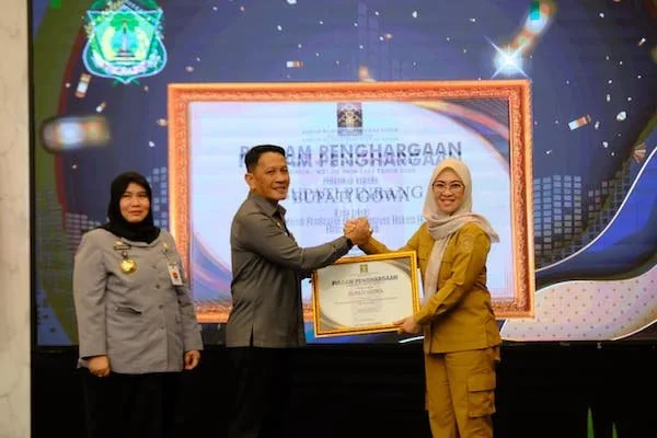 Bupati Gowa Husniah Talenrang saat Menerima Penghargaan, (Dok: Ist).
