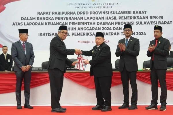 Wagub Sulbar bersama pihak BPK RI dan DPRD Sulbar (Dok : Ist).