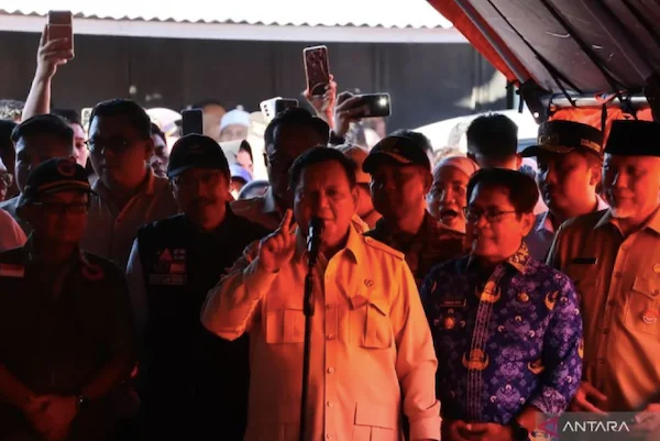 Presiden Prabowo Subianto menegaskan kekayaan negara akan dikelola dengan baik untuk rakyat di posko pengungsian korban banjir di Kabupaten Padang Pariaman, Sumatera Barat, Senin (1/12/2025). ANTARA/Muhammad Zulfikar