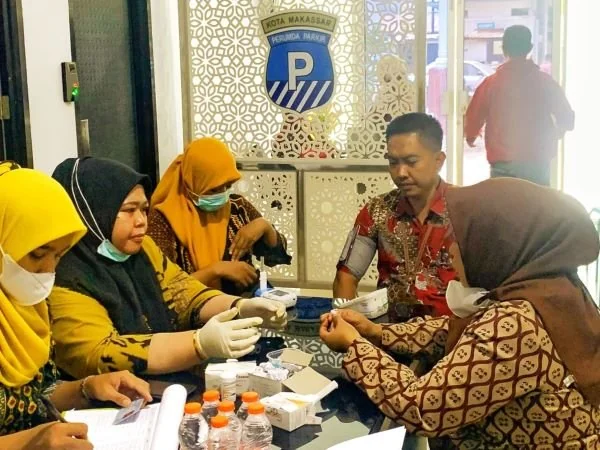 Pegawai Perumda Parkir Makassar saat melakukan pengecekan kesehatan (Dok : Ist).