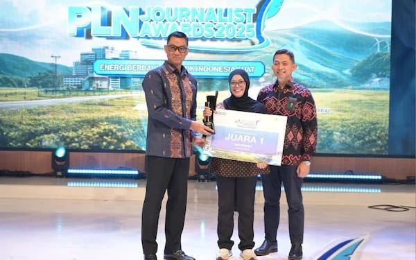 Direktur Utama PLN, Darmawan Prasodjo (kiri) memberikan penghargaan Jurnalis Media Indonesia asal Makassar, Lina Herlina (tengah) didampingi oleh GM PLN UID Sulselrabar, Edyansyah (kanan) di Auditorium Kantor PLN Pusat, Jakarta pada Kamis (26/2). Pengharg