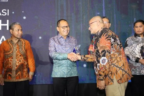 Wali Kota Makassar saat menerima penghargaan (Dok : Ist).