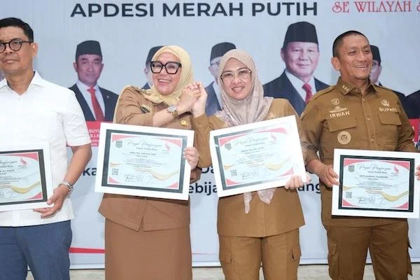 Bupati Gowa, Sitti Husniah Talenrang saat Menerima Penghargaan (Dok: Ist).