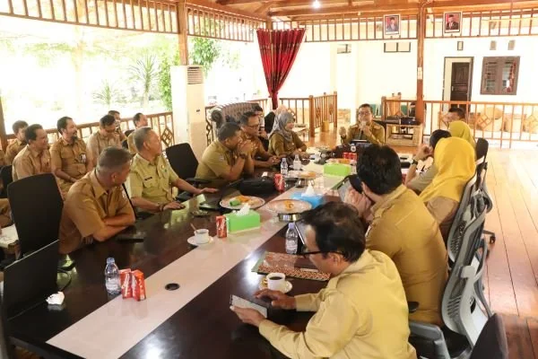 Rapat koordinasi SPBE yang di pimpinan Sekprov Sulbar.