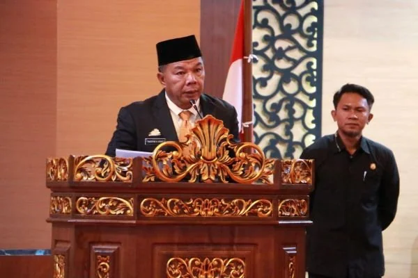Bupati Bulukumba Andi Muchtar Ali Yusuf menyerahkan Laporan Keterangan dan Pertanggung Jawaban (LKPJ) Tahun Anggaran 2023. Penyerahan ini, melalui Rapat Paripurna DPRD Bulukumba.