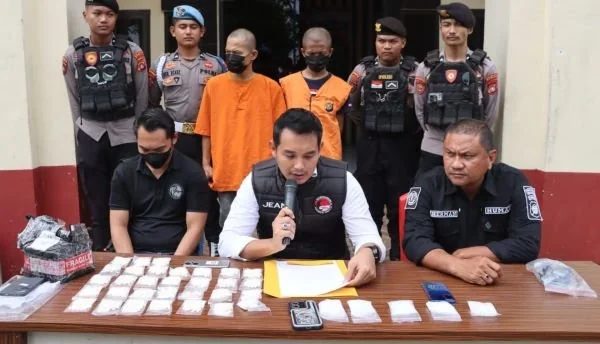 Kegiatan press release yang dimpin Kasat Narkoba Polresta Mamuju, AKP Jean Alvin Sinulingga (Dok : Ist).