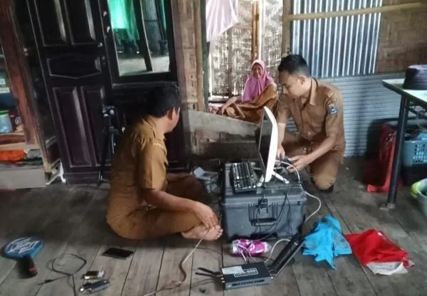 Dinas Kependudukan dan Catatan Sipil (Disdukcapil) Kabupaten Jeneponto saat melakukan perekaman e-KTP dan KK di kediaman Samaya (Dok : Ist).
