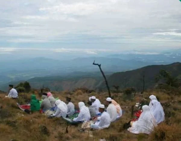 Pengikut aliran saat naik haji di Gunung Bawakaraeng (Dok : Int).