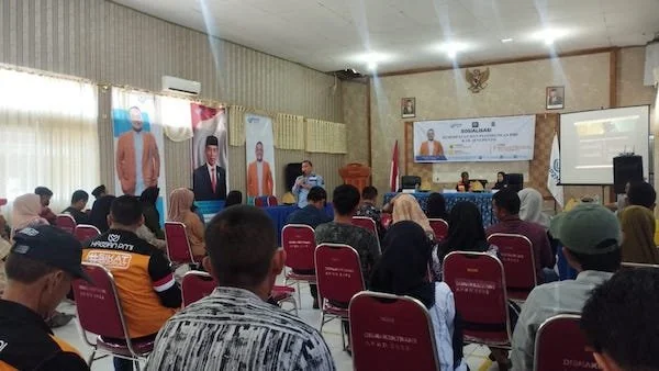 Puluhan peserta PMI saat mengikuti kegiatan sosialisasi Penempatan dan Perlindungan Pekerja Migran Indonesia (PMI) yang digelar BP2MI dan kawan PMI di aula Kantor  Depnakertrans Kabupaten Jeneponto. (Foto/ullah).
