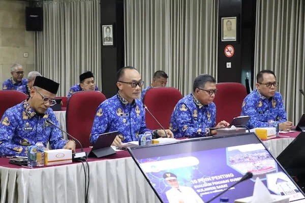 PJ Gubernur Sulbar saat mengikuti  evaluasi kinerja Triwulanan masa jabatan Penjabat Gubernur di Kantor Itjen Kemendagri Jakarta.(dok:Ist)