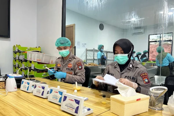 Tim Dokkes Polda Kepri mengecek kadungan bahan kimia yang ada di dalam menu MBG yang siap untuk didistribusikan kepada 3.978 penerima manfaat di Kecamatan Nongsa Kota Batam, Kepri, Selasa (4/11/2025). ANTARA/Laily Rahmawaty.