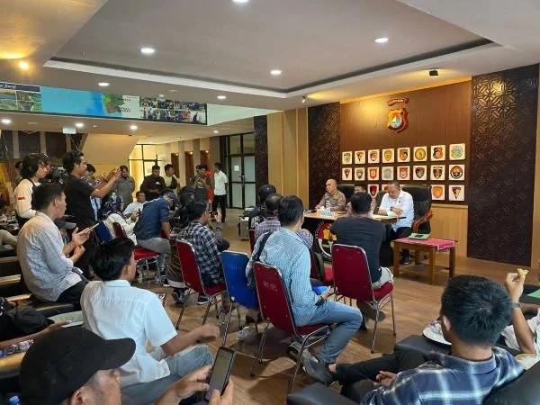 Press release kasus Mahasiswa vs Oknum Polri yang dilakukan Polda Sulbar (Dok : Ist).