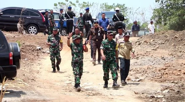 Rombongan Tim Wasev saat disambut hangat di lokasi TMMD oleh Dansatgas TMMD, Letkol Inf Muhammad Amin bersama Pj. Bupati Jeneponto, Junaedi Bakri (Dok : Ist).