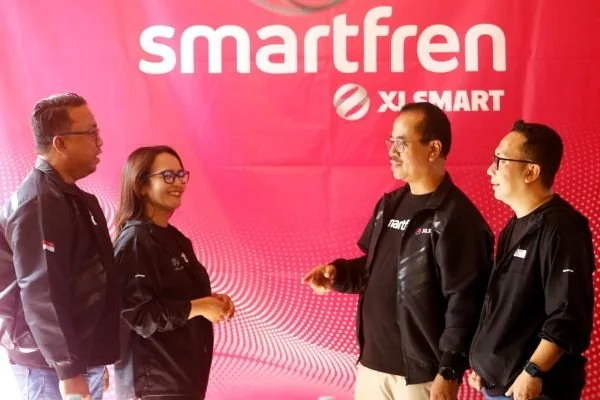 Regional Head Sulawesi Kalimantan Smartfren XLSMART, Muhammad Natsir, Division Head Brand Communication Smartfren XLSMART, Edtine Pamilien Gensana, Chief Marketing Officer Smartfren XLSMART, Sukaca Purwokardjono serta Division Head Product & ARPU Manageme