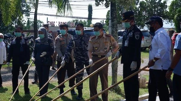 Pemusnahan berbagai komoditas tanpa dokumen yang dilakukan BKHIT Sulbar(dok:Ist)