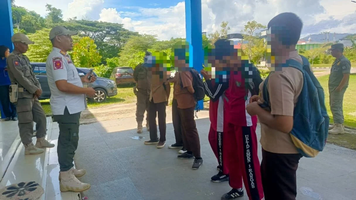 Enam siswa SMK sederajat di Mamuju yang diamankan Satpol PP Sulbar. (Dok: Ist)