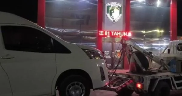Kendaraan Toyota HiAce diamankan dalam pengembangan penyidikan dugaan pemerasan, pungutan liar (pungli), dan gratifikasi dalam proses perizinan toko retail di Kabupaten Gowa (Dok: Ist)