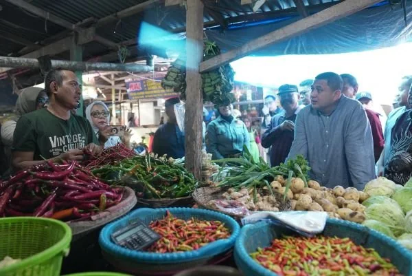 Wali Kota Makassar, Munafri Arifuddin saat meninjau harga kebutuhan pokok di Pasar Tradisional Makassar (Dok : Ist).