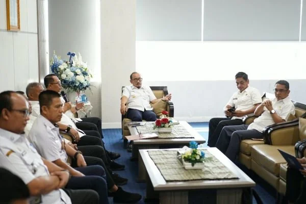 Gubernur Sulbar Suhardi Duka saat meminta sejumlah OPD paparkan RKA tersebut digelar di Ruang Gubernur (Dok: Ist)
