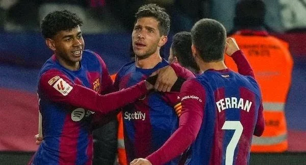 Para pemain Barcelona merayakan gol yang dicetak Sergi Roberto ke gawang Almeria di Liga Spanyol. (TWITTER.COM/BARCAUNIVERSAL)