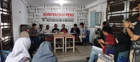 OMS Kawal Pemilu 2024 saat menggelar Konferensi Pers di kantor LBH Makassar jalan Nikel, Jumat (17/2). Dok IST