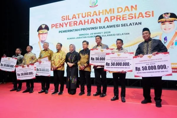 Bupati Bantaeng, M. Fathul Fauzy Nurdin menerima secara langsung apresiasi sebagai salah satu kabupaten peraih Penghargaan Adipura Tahun 2025. (Dok: Ist)