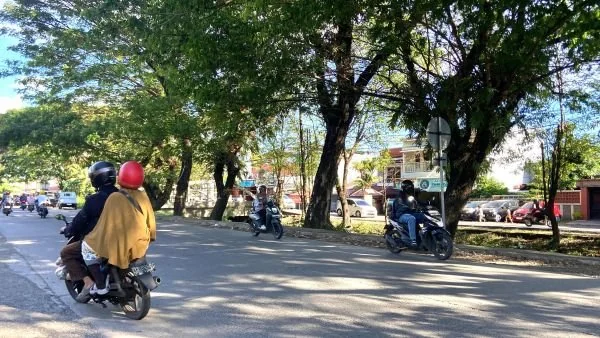 Pengendara lawan arah di Jalan Leimena Kota Makassar (Dok: Nofi KabarMakassar)