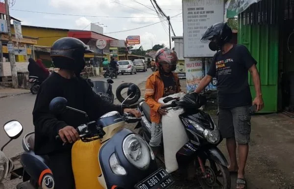 Personil Polsek Manggala saat mengamankan kurir yang membawa ratusan liter miras untuk malam tahun baru (Dok : Ist).