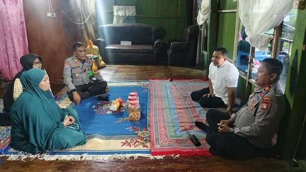 Kapolres Jeneponto, AKBP Widi Setiawan, didampingi Kasat Binmas AKP M. Natsir serta Kapolsek Binamu AKP Blasius Basthion Soge saat mengunjungi keluarga korban tenggelam di Sungai Jombe, Kecamatan Turatea, pada Sabtu (5/4).