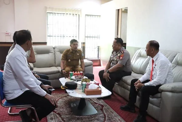Kapolres Jeneponto saat mengunjungi Wakil Bupati Jeneponto, Islam Iskandar. (Ist).