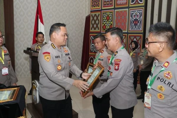 Kabag SDM Polres Jeneponto Kompol Syahrul, saat menerima piagam penghargaan dari  Karo SDM Polda Sulsel Kombes Pol Haris Haryanto di Aula Mappaodang, Makassar (Dok : Ist).