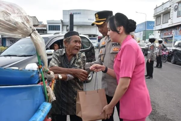 Kapolres Bulukumba, AKBP Andi Erma Suryono didampingi Ny. Eli Andi Erma
Ketua Bhayangkari saat membagikan takjil (Dok : Ist).