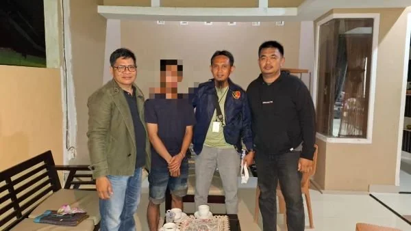 Pelaku saat diamankan personel Polresta Mamuju.