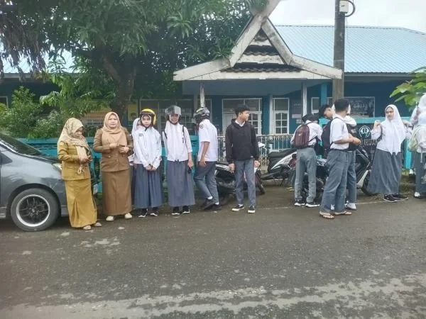 Siswa dan guru SMK Yapta Takalar terlantar di luar gedung sekolah (Dok : Saleh KabarMakassar).