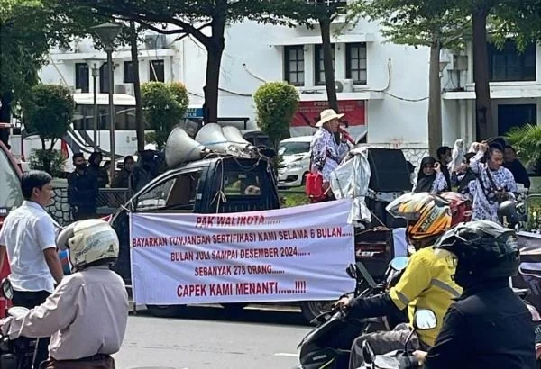 Aksi protes di depan Kantor Wali Kota Makassar (Dok : Ist).