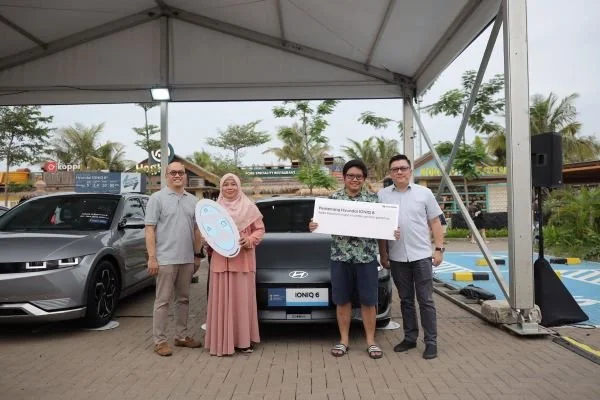 Penyerahan Hyundai IONIQ 6 sebagai hadiah program Roda Keberuntungan.