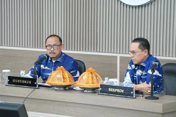 Gubernur Sulbar Suhardi Duka saat menerima audiensi dan diskusi bersama sejumlah Ormas, OKP, serta perwakilan PPPK formasi waktu dan PPPK paruh waktu. (Dok: Ist)