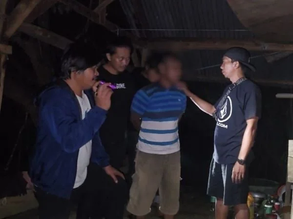 Terduga pelaku saat diamankan pihak personil Polsek Sukamaju, Luwu Utara (Dok : Ist).