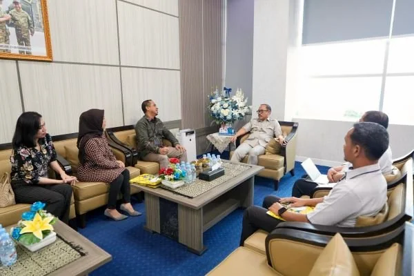 Gubernur Sulbar Suhardi Duka saat menerima kunjungan Perbankan diruang kerjanya (dok:ist)