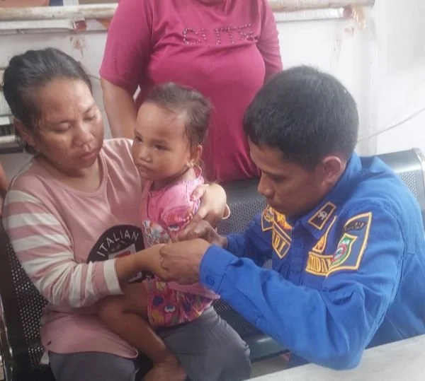 Seorang Bocah Kesakitan saat Di Evakuasi Lepaskan Cincin Dijari. (Dok: Ist)