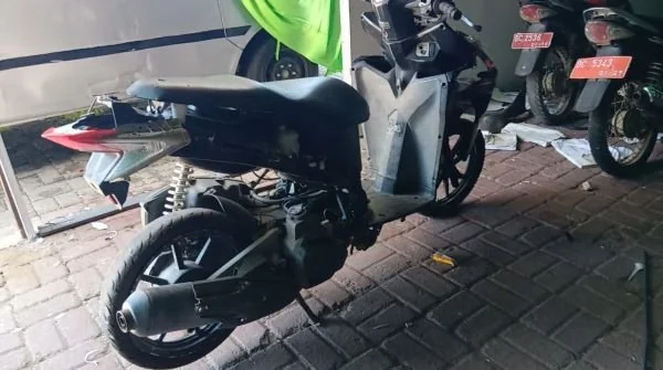 Salah satu kendaraan dinas yang dirusak OTK (Dok : Aldy KabarMakassar).
