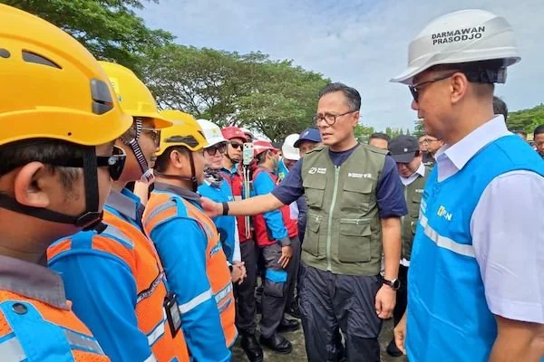 COO Danantara sekaligus Kepala BP BUMN, Dony Oskaria (kedua dari kanan) didampingi Direktur Utama PLN, Darmawan Prasodjo (kanan) menyapa dan memberikan semangat kepada relawan PLN yang turun membantu membantu masyarakat terdampak bencana setelah Apel Pele
