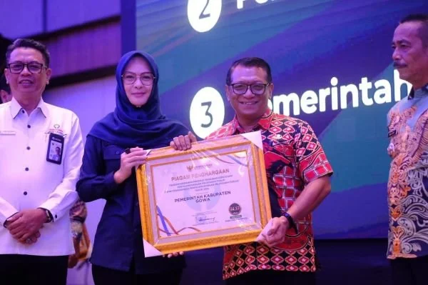 Kepala Perwakilan Ombudsman RI Provinsi Sulawesi Selatan, Ismu Iskandar saat menyerhakan penghargaan kepada Sekretaris Daerah Kabupaten Gowa, Andy Azis (Dok : Ist).