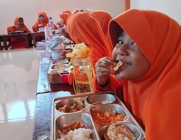 Penerima Program MBG, (Dok' Sinta KabarMakassar).