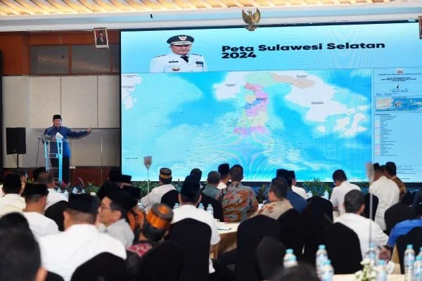 Pj Gubernur Sulsel, Bahtiar Baharuddin menyampaikan potensi Sulsel di Hotel Grand Sahid Jaya, Senin (1/4).