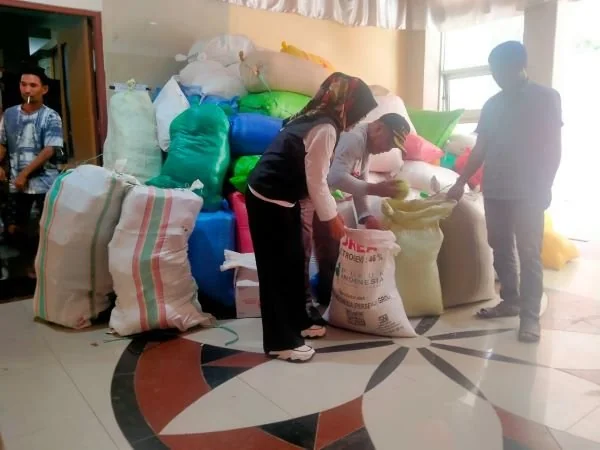 Tumpukan bantuan kemanusiaan banjir dan longsor di Luwu yang masih menumpuk di Kantor Bupati Jeneponto.