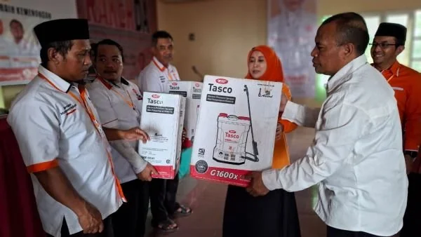 Legislator DPR RI, Dr Hj Meity Rahmatia saat Menyalurkan Bantuan di Malino Kabupaten Gowa, (Dok: Ist).